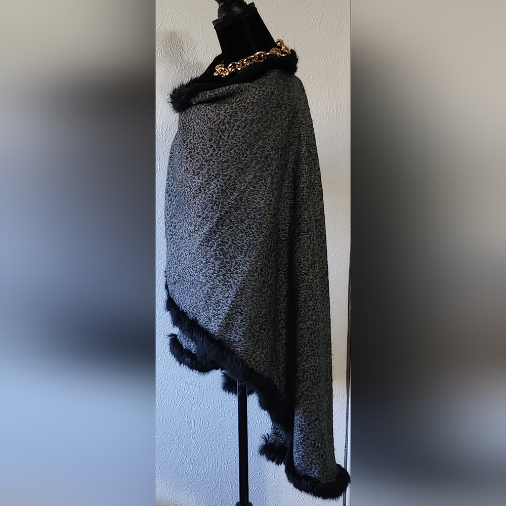 Fur trimmed wrap shawl - Picture 3 of 7
